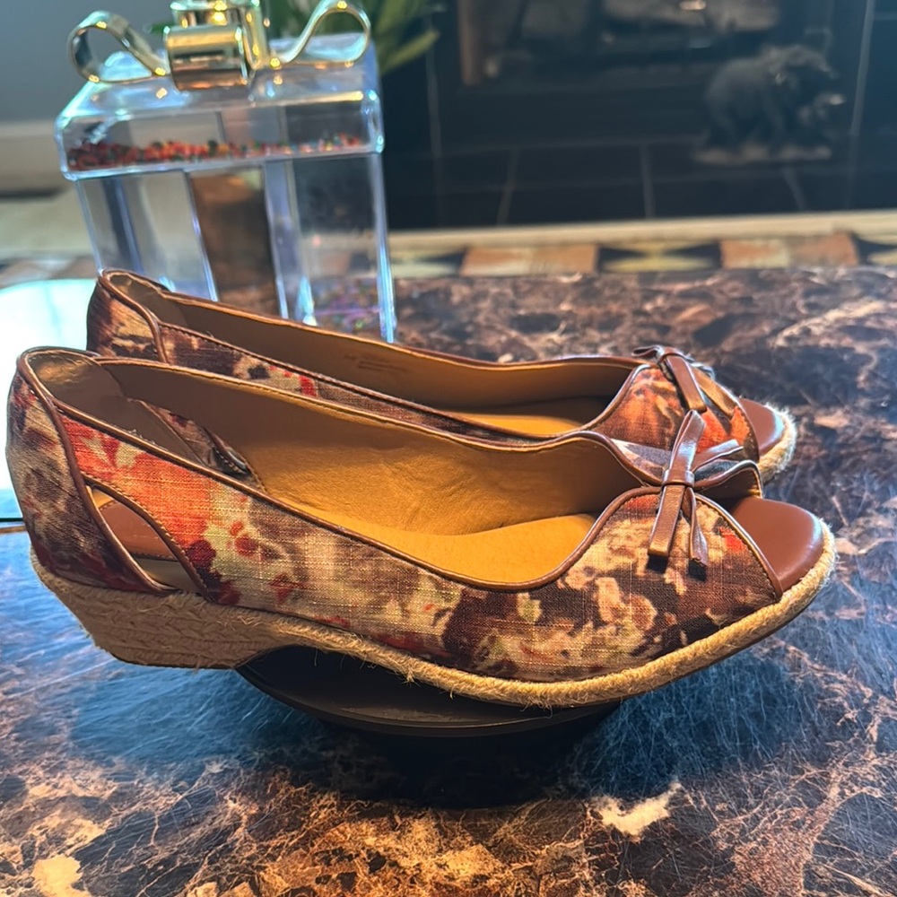 Softspots Brown and Tan Espadrille Peep-Toe Flats Size 8.5M